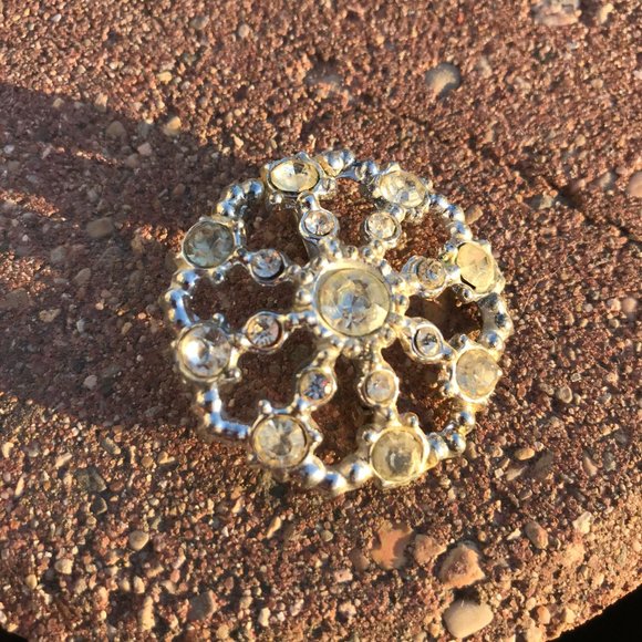 Beautiful Round Snowflake Coat Brooch Pin Vintage with Rhinestones - Picture 2 of 5